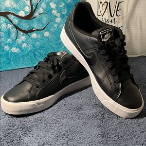 Nike court Royale women’s casual leather shoes sneakers, size 9.5 (pre-owned)
